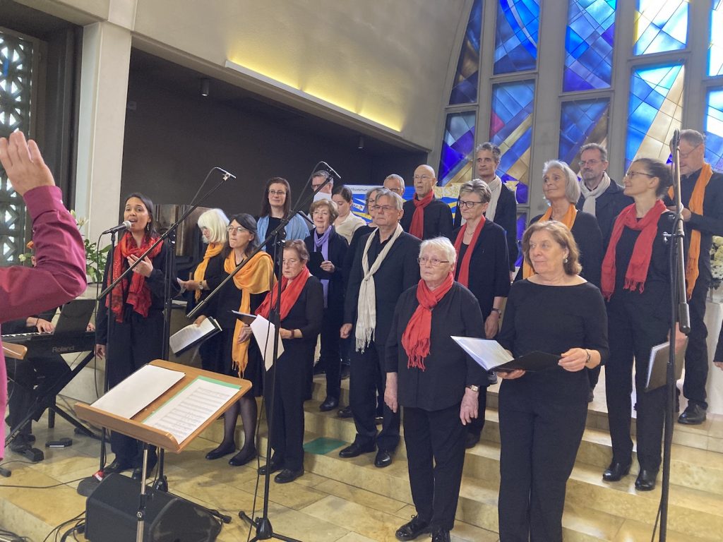 Die Gospelsingers St. Gallus am Muttertag. Vorne links Jana Bibb als Solistin.